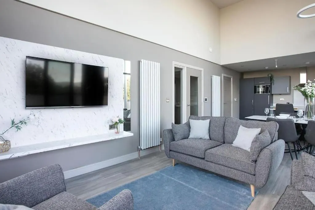 Skyline Serenity I Exquisite 3 Bedroom Ultra I Luxury Penthouse I Long Stay Belfast