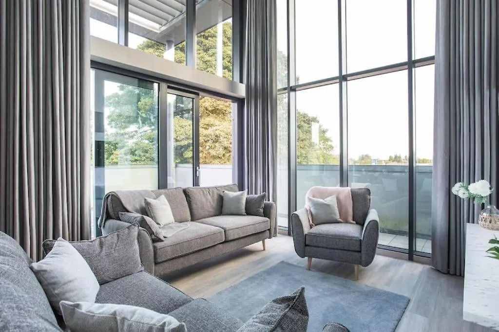 Skyline Serenity I Exquisite 3 Bedroom Ultra I Luxury Penthouse I Long Stay 벨파스트 아파트