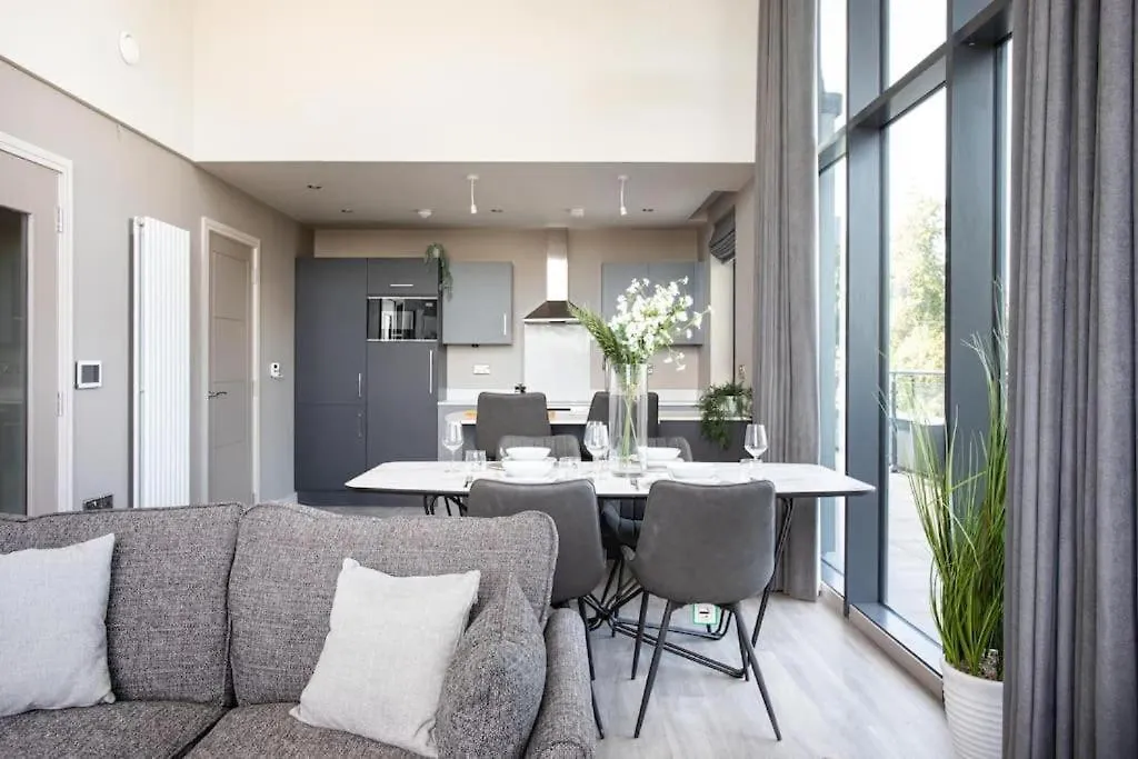 Skyline Serenity I Exquisite 3 Bedroom Ultra I Luxury Penthouse I Long Stay 벨파스트